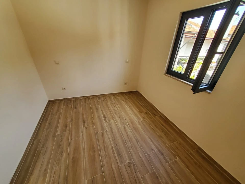 GR Negócios Imobiliários - Moradia v3 Moradia  com 130m3, renovada,  com garagem fechada e logradouro.
Ideal para quem não gosta de condomínios ou apartamentos.
