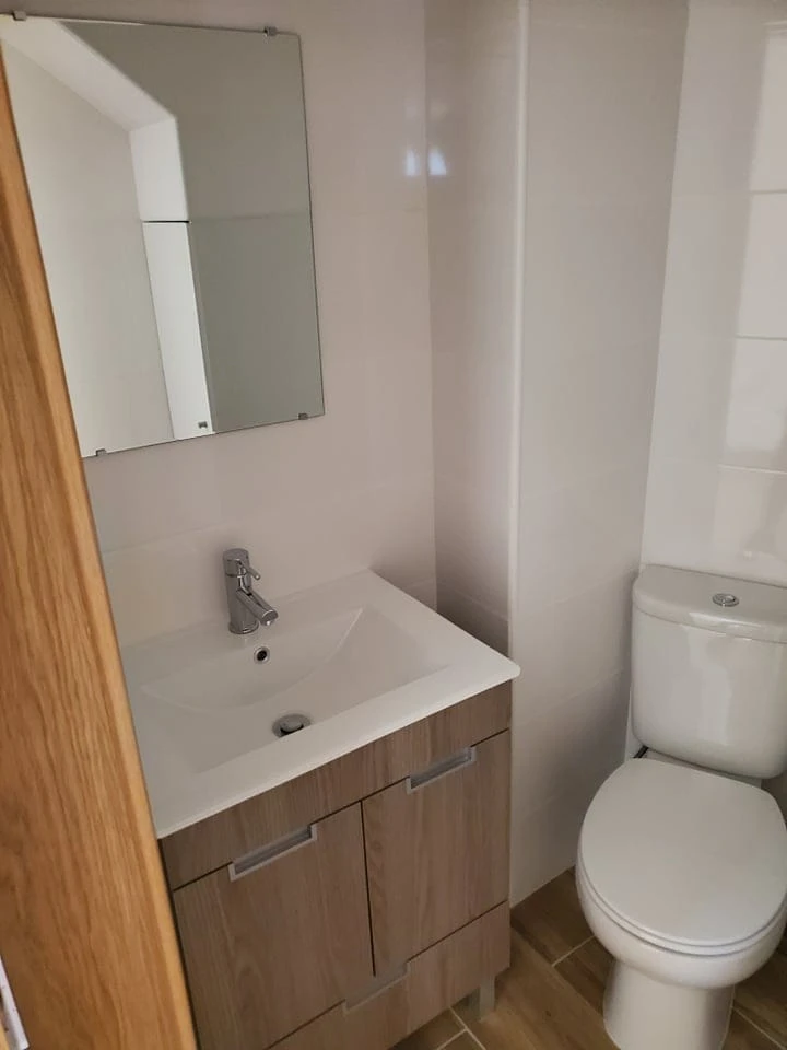 GR Negócios Imobiliários - Moradia v3 Moradia  com 130m3, renovada,  com garagem fechada e logradouro.
Ideal para quem não gosta de condomínios ou apartamentos.