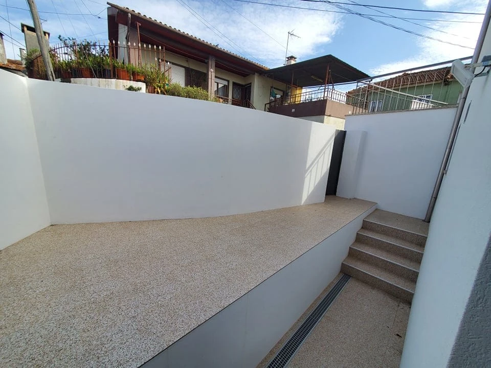 GR Negócios Imobiliários - Moradia v3 Moradia  com 130m3, renovada,  com garagem fechada e logradouro.
Ideal para quem não gosta de condomínios ou apartamentos.