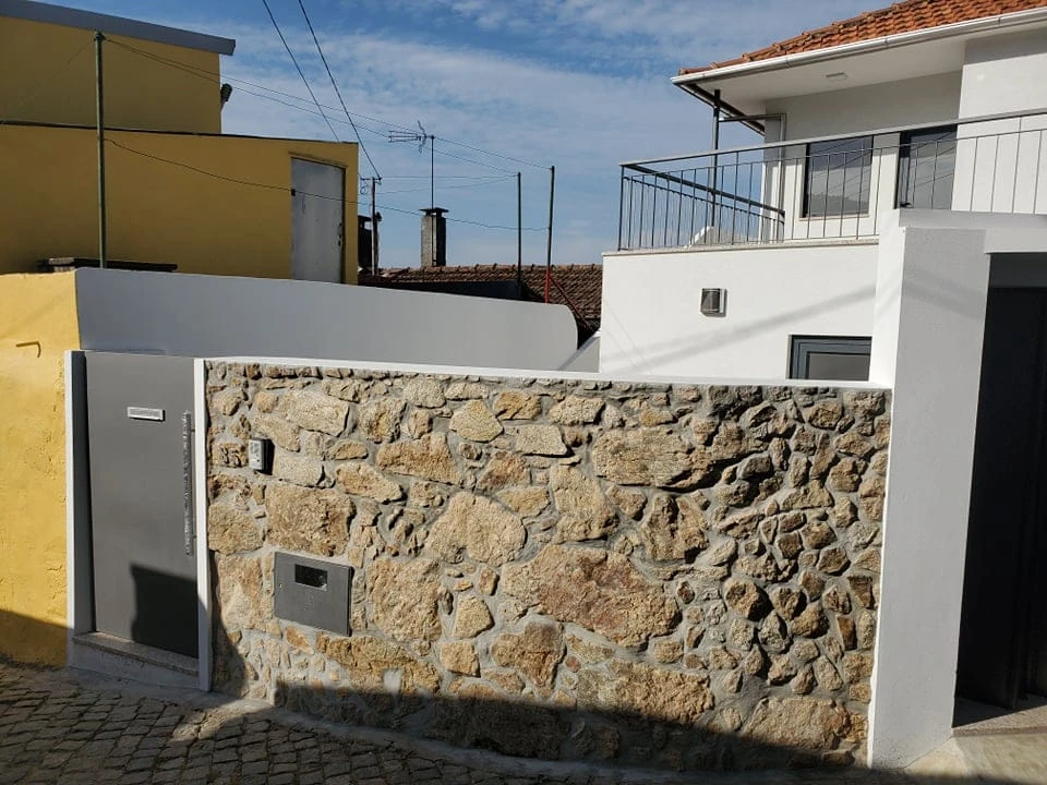 GR Negócios Imobiliários - Moradia v3 Moradia  com 130m3, renovada,  com garagem fechada e logradouro.
Ideal para quem não gosta de condomínios ou apartamentos.