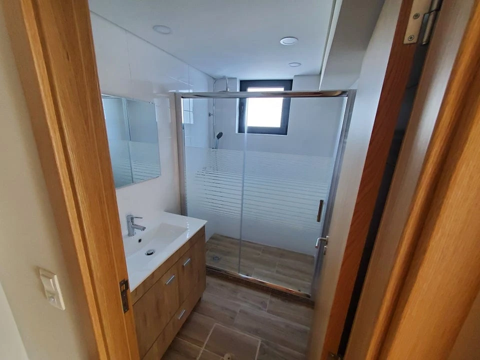 GR Negócios Imobiliários - Moradia v3 Moradia  com 130m3, renovada,  com garagem fechada e logradouro.
Ideal para quem não gosta de condomínios ou apartamentos.