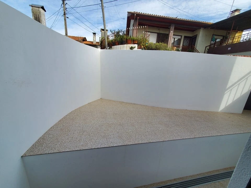 GR Negócios Imobiliários - Moradia v3 Moradia  com 130m3, renovada,  com garagem fechada e logradouro.
Ideal para quem não gosta de condomínios ou apartamentos.