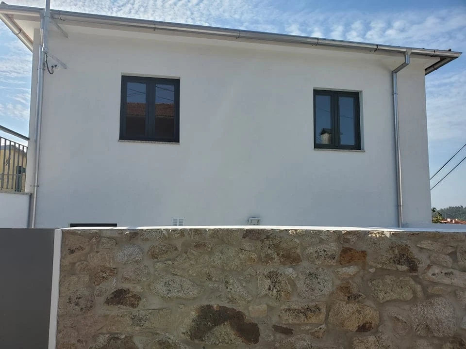 GR Negócios Imobiliários - Moradia v3 Moradia  com 130m3, renovada,  com garagem fechada e logradouro.
Ideal para quem não gosta de condomínios ou apartamentos.