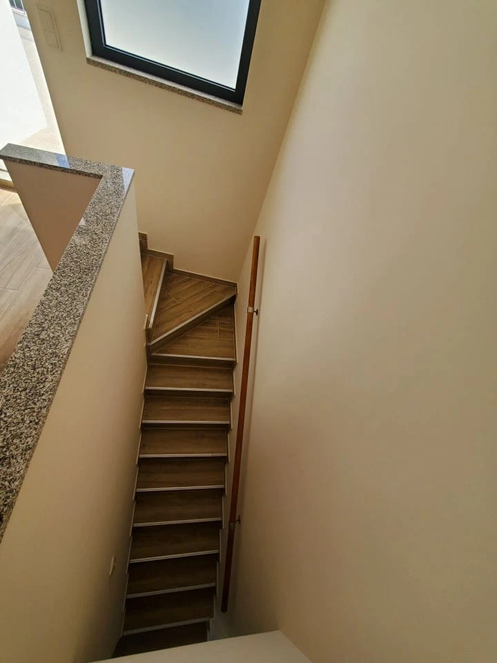 GR Negócios Imobiliários - Moradia v3 Moradia  com 130m3, renovada,  com garagem fechada e logradouro.
Ideal para quem não gosta de condomínios ou apartamentos.