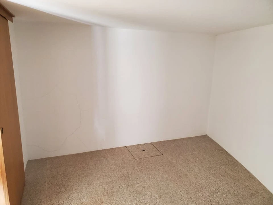 GR Negócios Imobiliários - Moradia v3 Moradia  com 130m3, renovada,  com garagem fechada e logradouro.
Ideal para quem não gosta de condomínios ou apartamentos.