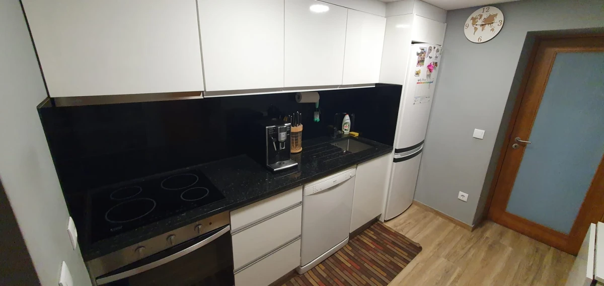 GR Negócios Imobiliários - Moradia v3 Moradia  com 130m3, renovada,  com garagem fechada e logradouro.
Ideal para quem não gosta de condomínios ou apartamentos.