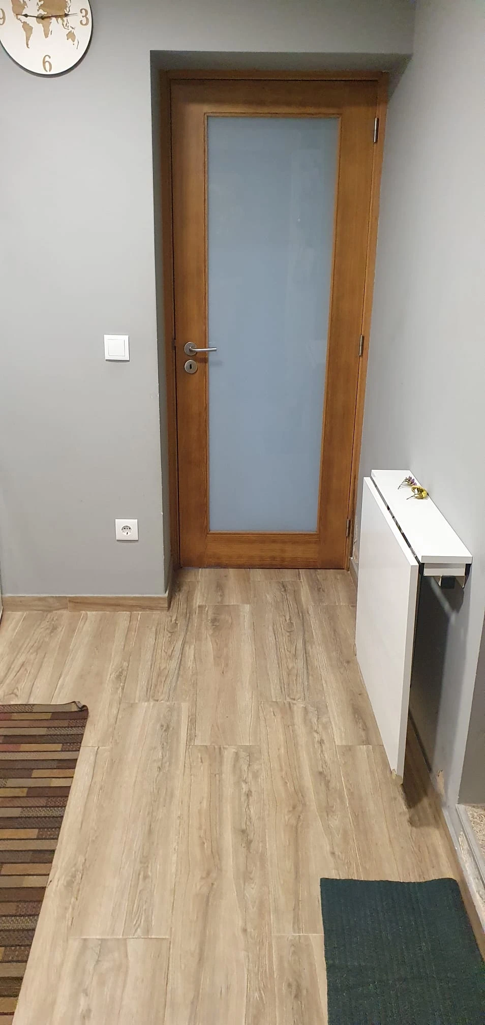 GR Negócios Imobiliários - Moradia v3 Moradia  com 130m3, renovada,  com garagem fechada e logradouro.
Ideal para quem não gosta de condomínios ou apartamentos.