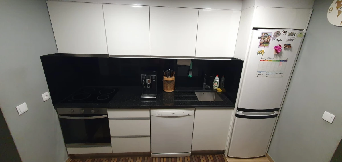 GR Negócios Imobiliários - Moradia v3 Moradia  com 130m3, renovada,  com garagem fechada e logradouro.
Ideal para quem não gosta de condomínios ou apartamentos.