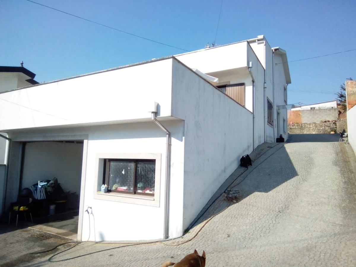 GR Negócios Imobiliários - Moradia usada v3 Moradia recém renovada, com logradouro e jardim; GR Negócios Imobiliários - Moradia usada v3 Moradia recém renovada, com logradouro e jardim;